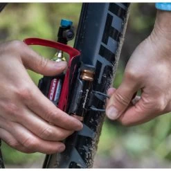 Kit Réparation Tubeless Blackburn Pro Plugger + Cartouche C02 -Magasin De Vélos kit reparation tubeless blackburn pro plugger cartouche c02 2